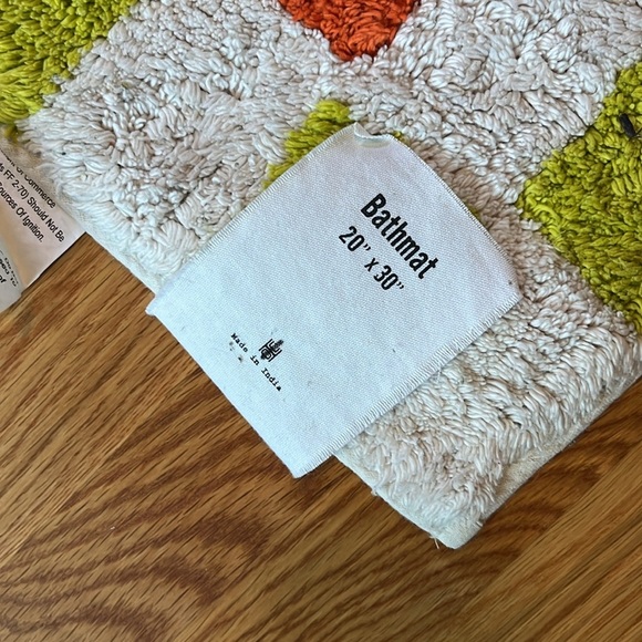 Urban Outfitters Happy Tufted Bath Mat NWT - Picture 6 of 7